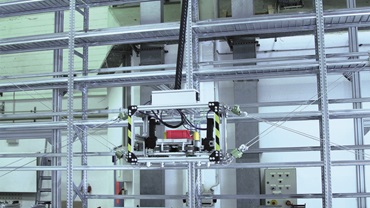Robô paralelo acionado por cabo em armazém alto