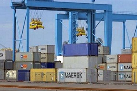 Empilhadores ou guindastes de pórtico com esteiras porta cabos e cabos chainflex® da igus®