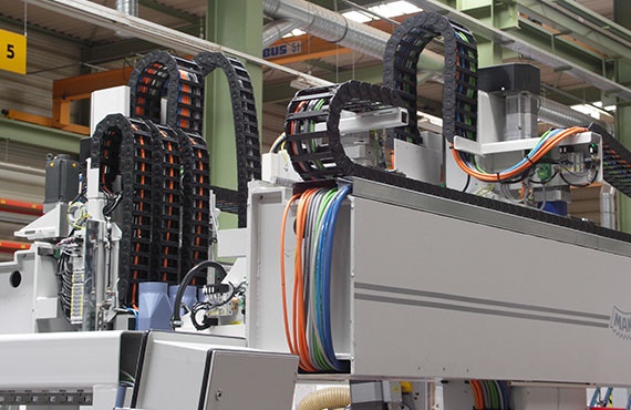Esteiras porta cabos em centros de usinagem CNC