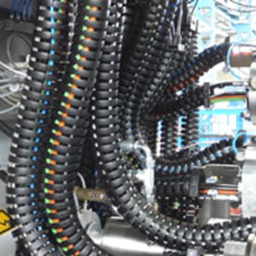 Cabos chainflex® em utilização em torno automático CNC de vários parafusos de avanço