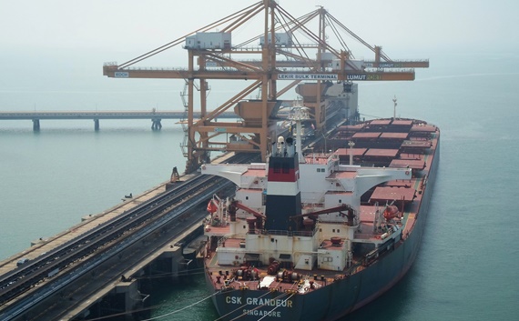 Descarregamento de navios na Malásia