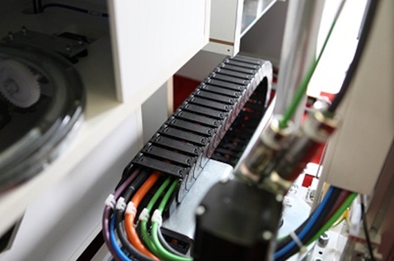 Cabo Ethernet e uma esteira porta cabos