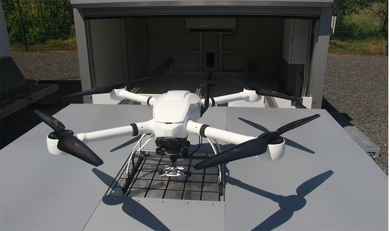 Hangar de drone com plataforma