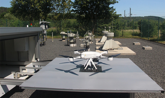 Drone em uma plataforma de extensão