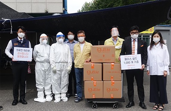 Doação de protetores faciais para centro de saúde na Coreia do Sul