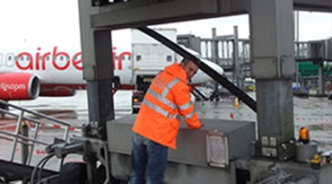 Montagem de esteira porta cabos em ponte de embarque para passageiros