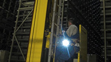 Montagem de esteiras porta cabos durante a noite