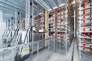 Sistema de reaquisição e armazenamento automatizado DEMATIC com calha guia guidelok igus®