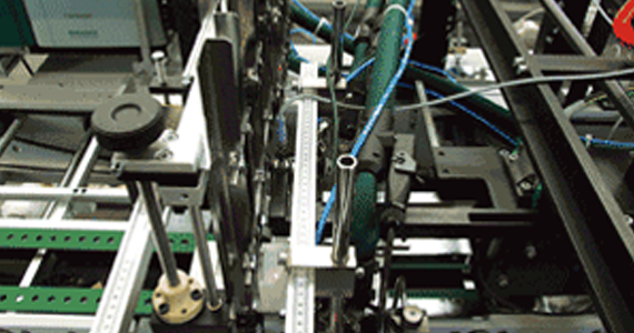 Guia linear drylin SLW com acionamento de fuso de avanço em máquina de dobrar