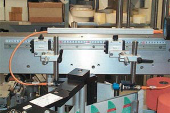 Guia linear drylin® T em sistema de alimentação de etiquetas para máquina de embalagem