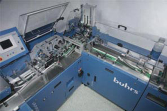 Guia linear drylin® T em uma máquina envelopadora