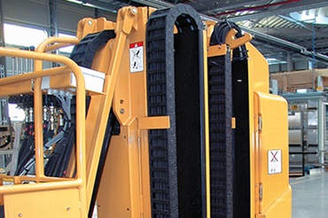 Grove Manlift com esteira porta cabos em um espaço extremamente pequeno