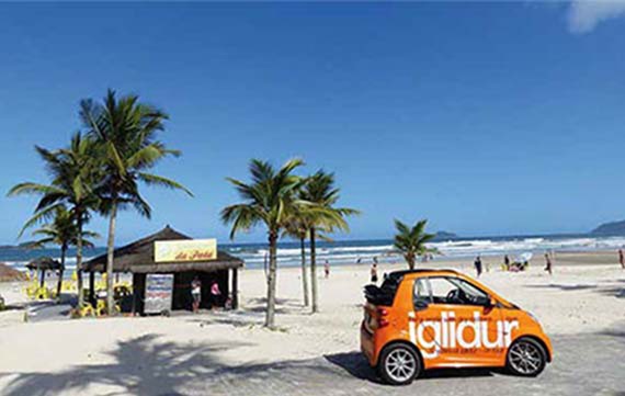 Carro inteligente iglidur em turnê na praia no Brasil