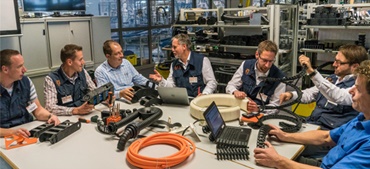 Os colaboradores da igus se sentam à mesa com os produtos