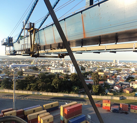 Velocidade de 3,5 m/s no deslocamento do trolley