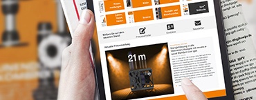 Mão com um tablet e revista