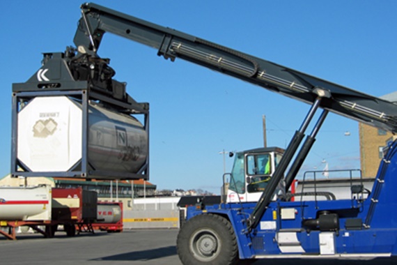 Empilhador telescópico com esteira porta cabos e cabos chainflex® da igus®