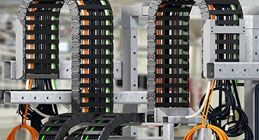 Sistemas confecionados de esteiras porta cabos prontos a ligar readychain®: diretamente do fabricante
