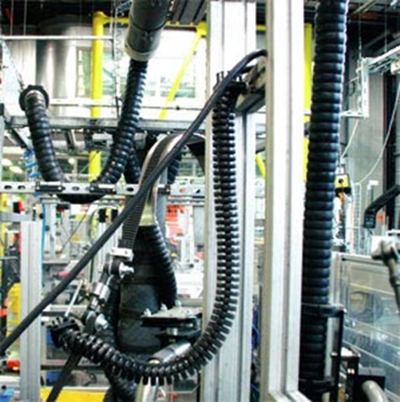 Testes de torção da triflex® R no laboratório da igus®, em Colônia