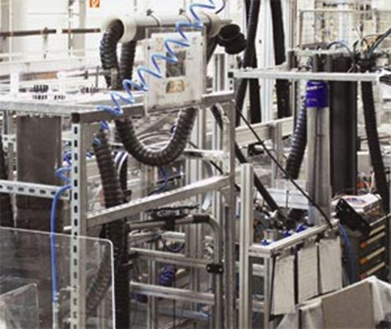 Testes de torção da triflex® R no laboratório da igus®, em Colônia