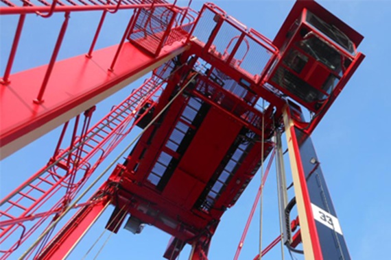 Transtêiner com esteiras porta cabos e cabos chainflex® da igus®