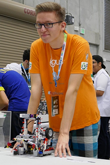 Alexander Albers com o robô Lego